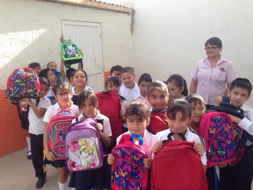 Donan 170 mochilas a niños de primaria
