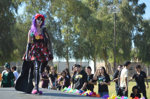 Desfilan catrinas en Prepa