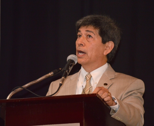 Asiste a conferencia de AGB