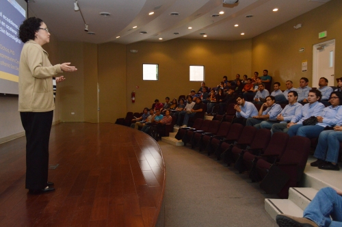 Catedrática de UCSD imparte plática