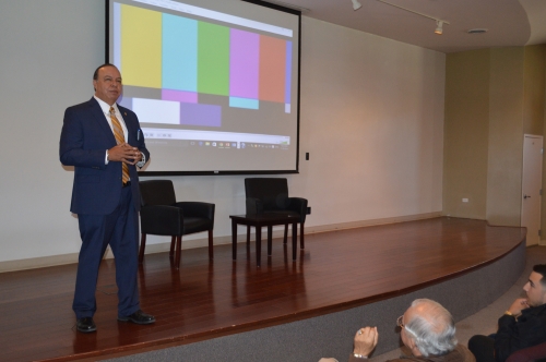 Charlan empresarios con alumnos
