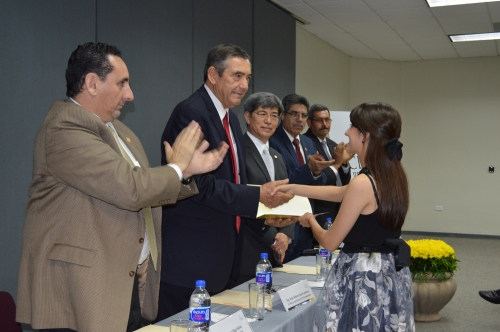 Recibe Beca Jesús Alfonso Marín Jiménez