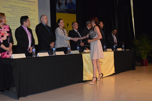 Se gradúan de Diplomados