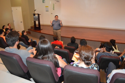Recibe Director a alumnos foráneos