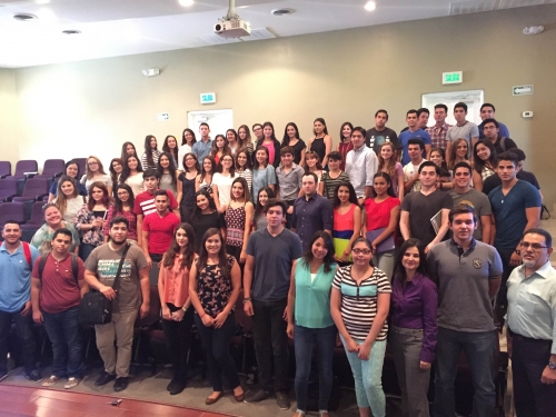 Reciben a estudiantes de Administración