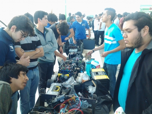 Participan en Torneo Sumobot