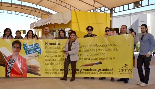 Homenajean su trayectoria docente