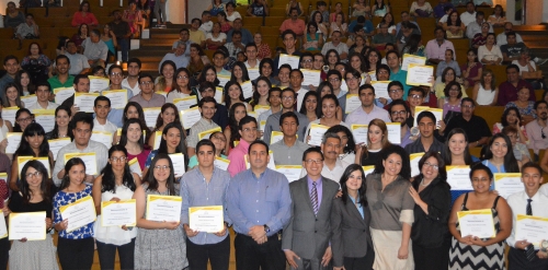 Entregan becas a casi 200 universitarios