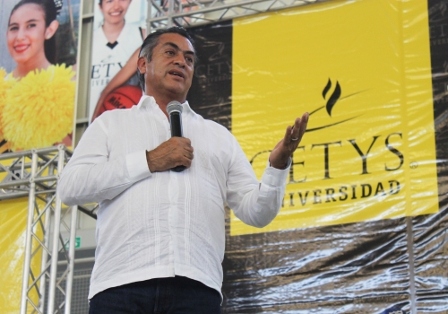 El Bronco y Memo Rentería visitan CETYS
