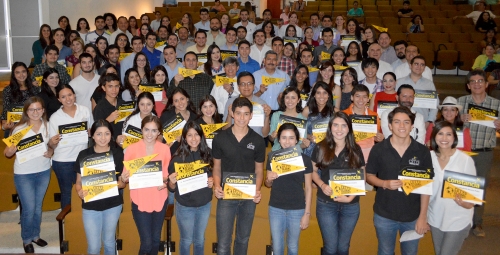 Distinguen a estudiantes por experiencia internacional