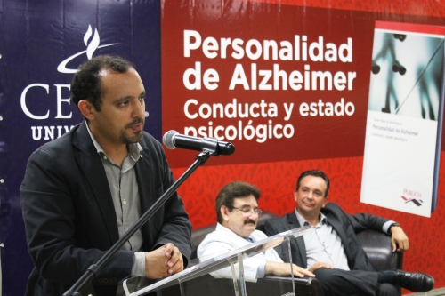 Académico presenta libro sobre Alzheimer