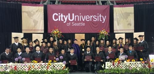 Se gradúan en City University of Seattle