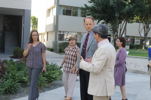 Nuevo Cónsul de EU visita el campus