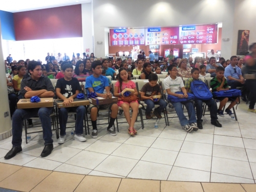 Entregan paquetes escolares