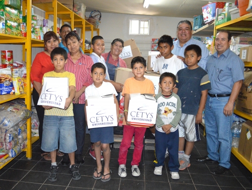 Egresados hacen donativo a casa hogar