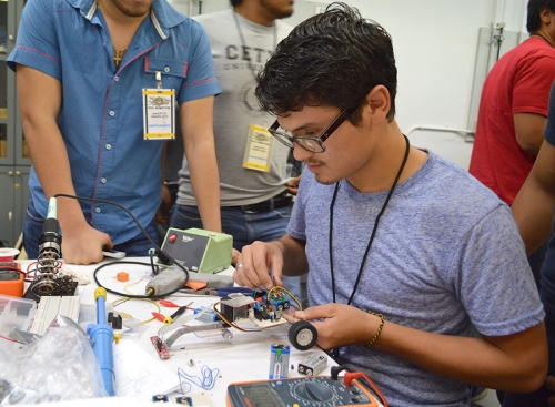 Bajacalifornianos crean 40 robots