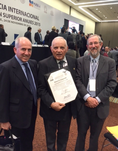 Derecho recibe el Distintivo de Vanguardia