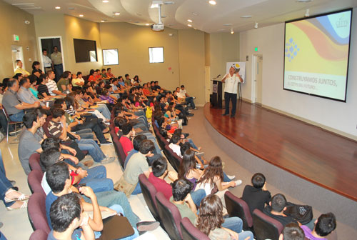 Reciben cálidamente a universitarios