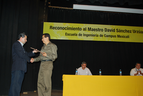 Recibe reconocimiento por trayectoria