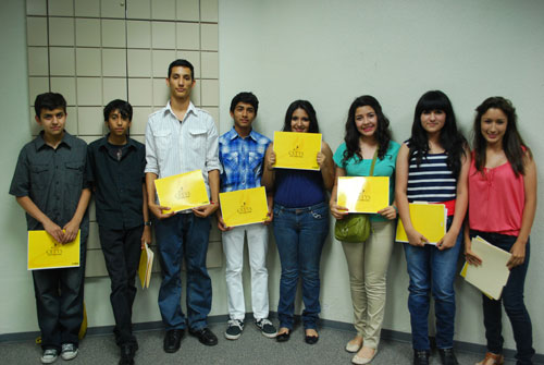 Ocho adolescentes se gradúan de Inglés