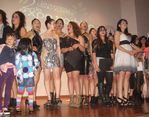 Desfile de moda con materiales reciclados