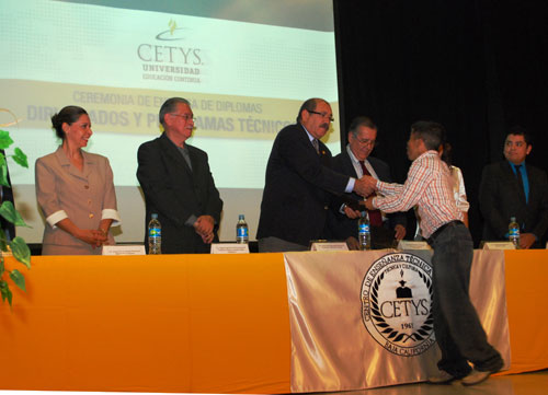 Culminan diplomados y programas técnicos