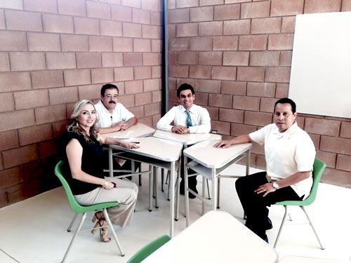 Visitan Colegio Grecia