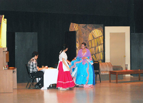 Risas y aplausos en obra de teatro