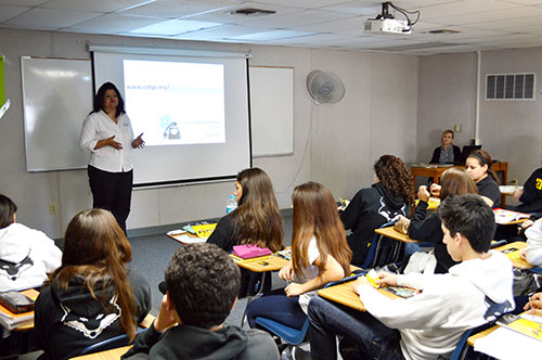 Charlan sobre periodismo con bachilleres
