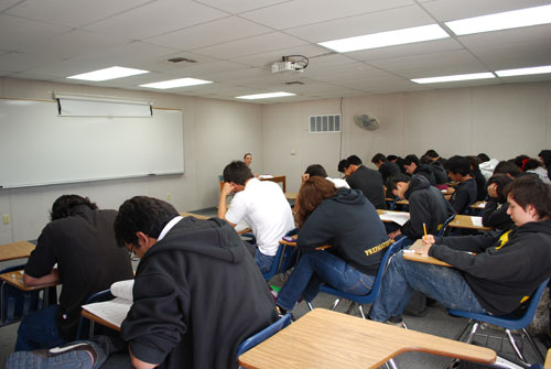 Alumnos de Prepa realizan prueba PISA