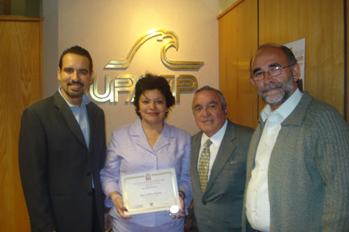 Docente recibe medalla