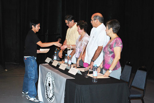 Reconocen a estudiantes distinguidos