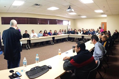 Imparte charla a empresas de la región