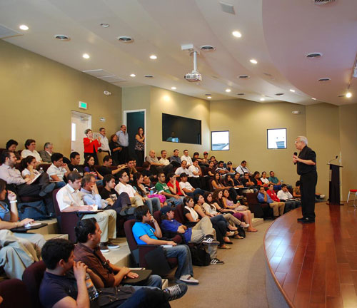 Exitoso empresario motiva a estudiantes