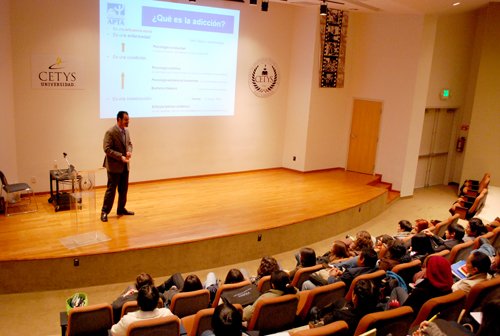Imparten conferencia sobre adicciones