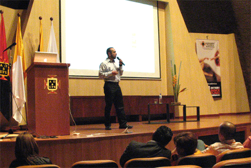 Participa en Congreso en Colombia