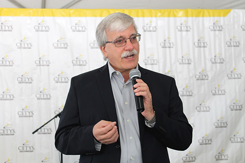 Habla sobre emprendimiento