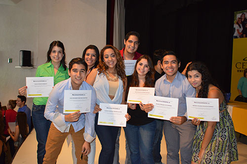 Reconocen a alumnos de alto rendimiento