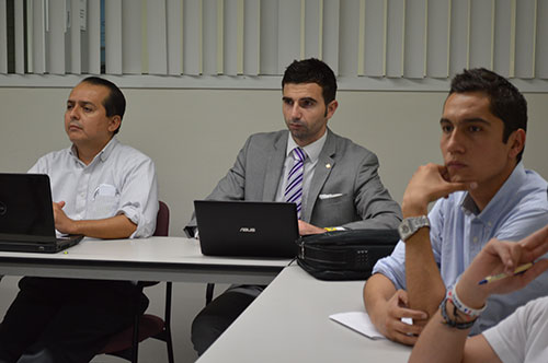 Profesor de Colombia imparte cátedra