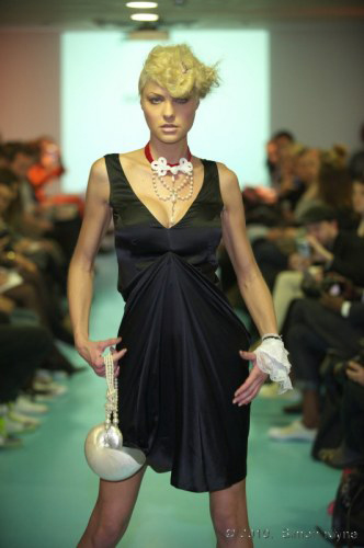 Participa en festival de moda internacional