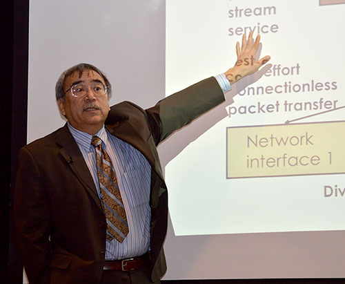 Expone retos del internet