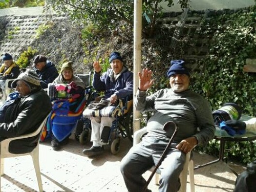 Ayudan a asilo de ancianos