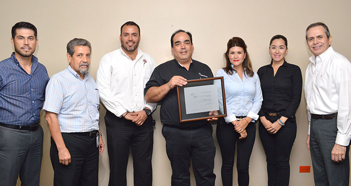 Reconocen apoyo de Mercedes Benz