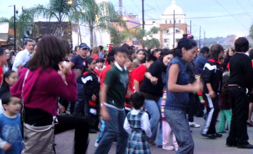 Se unen a bailar por Tijuana