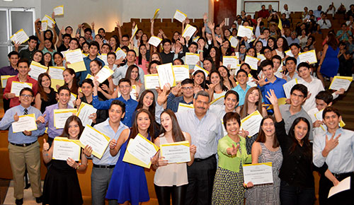 Becan a 110 nuevos bachilleres