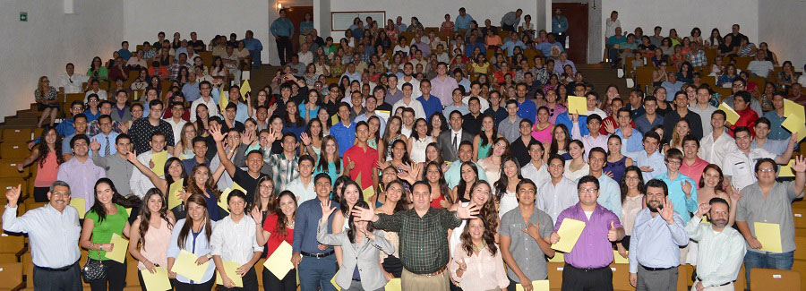 Entregan becas a cerca de 250 universitarios