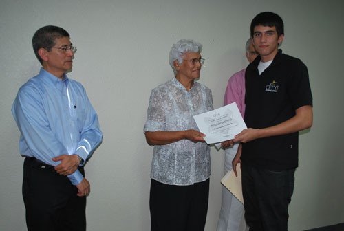 Recibe Beca Jesús Dennis Muñoz