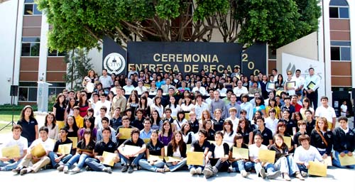 Entregan 15 Millones de Pesos en Becas
