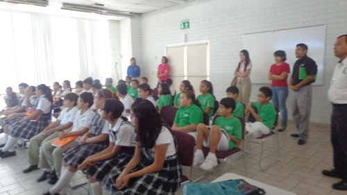 Recibe biblioteca a alumnos del CEIM