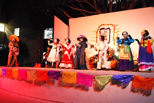 Celebran Día de Muertos y Halloween